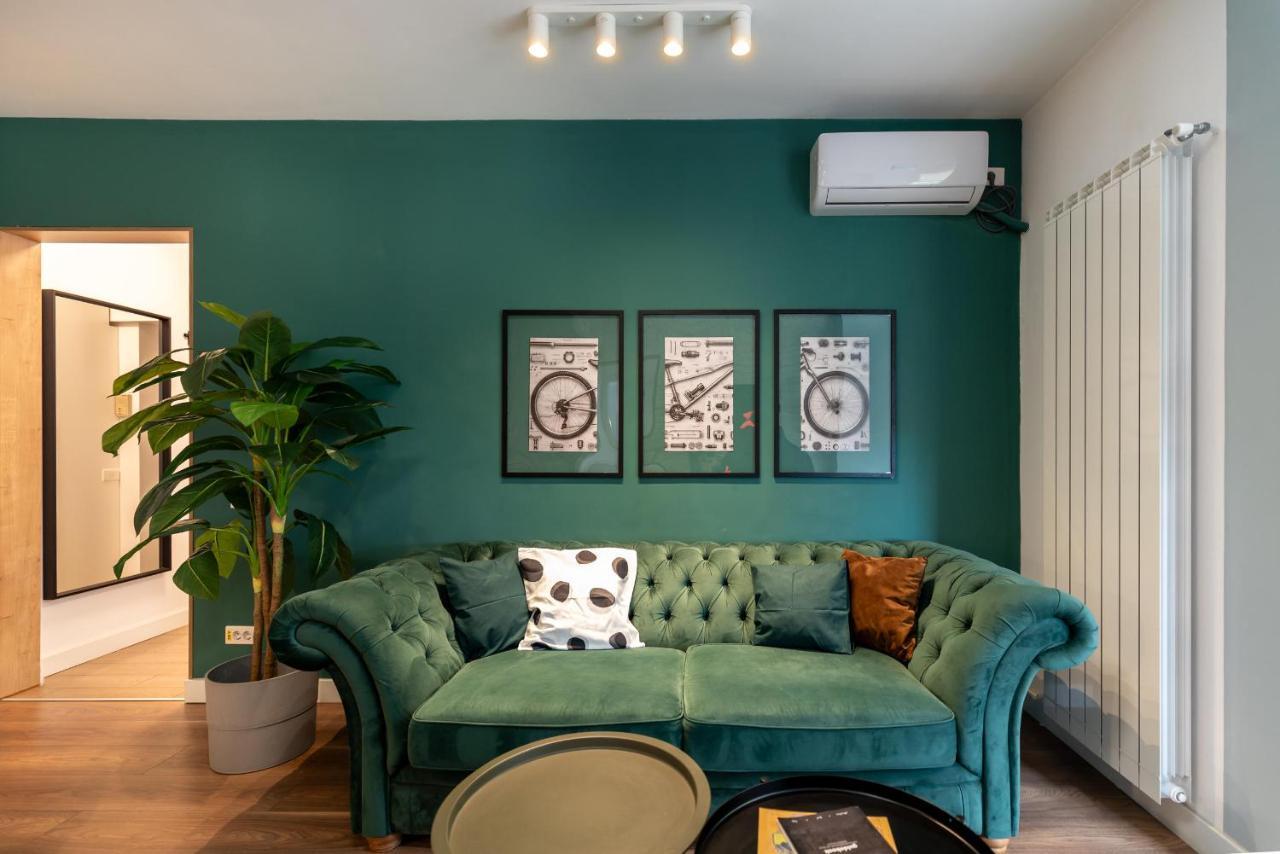 Downtown Retreat: Spacious 2-Br By Unirii Square Bucharest Exterior photo