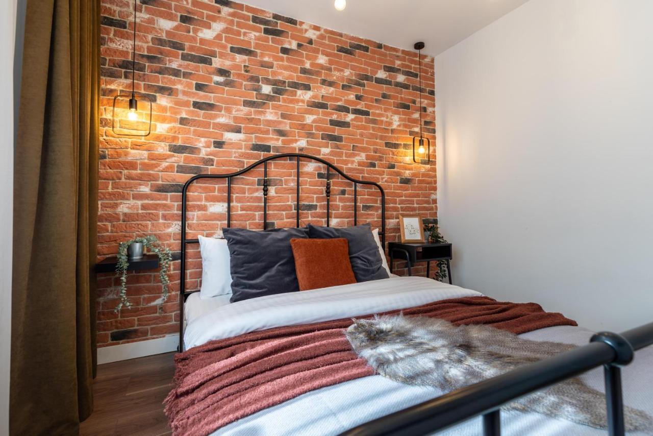 Downtown Retreat: Spacious 2-Br By Unirii Square Bucharest Exterior photo