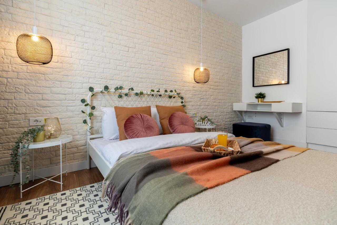 Downtown Retreat: Spacious 2-Br By Unirii Square Bucharest Exterior photo