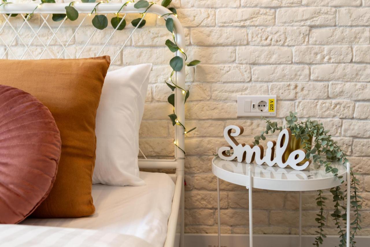 Downtown Retreat: Spacious 2-Br By Unirii Square Bucharest Exterior photo