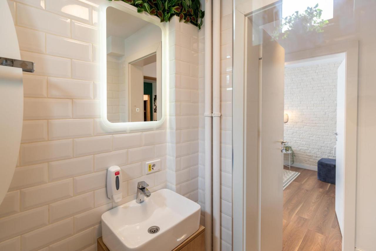 Downtown Retreat: Spacious 2-Br By Unirii Square Bucharest Exterior photo