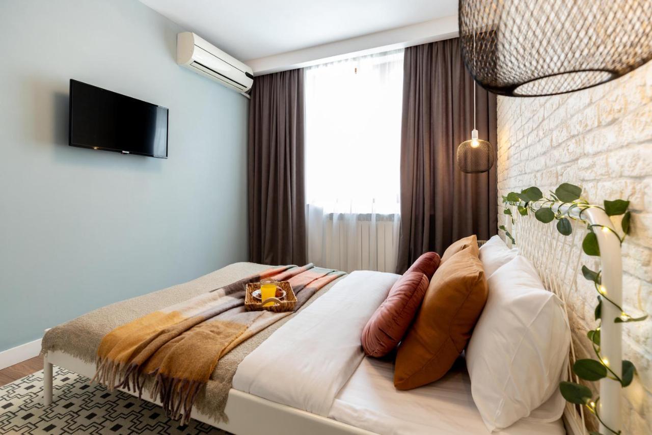 Downtown Retreat: Spacious 2-Br By Unirii Square Bucharest Exterior photo