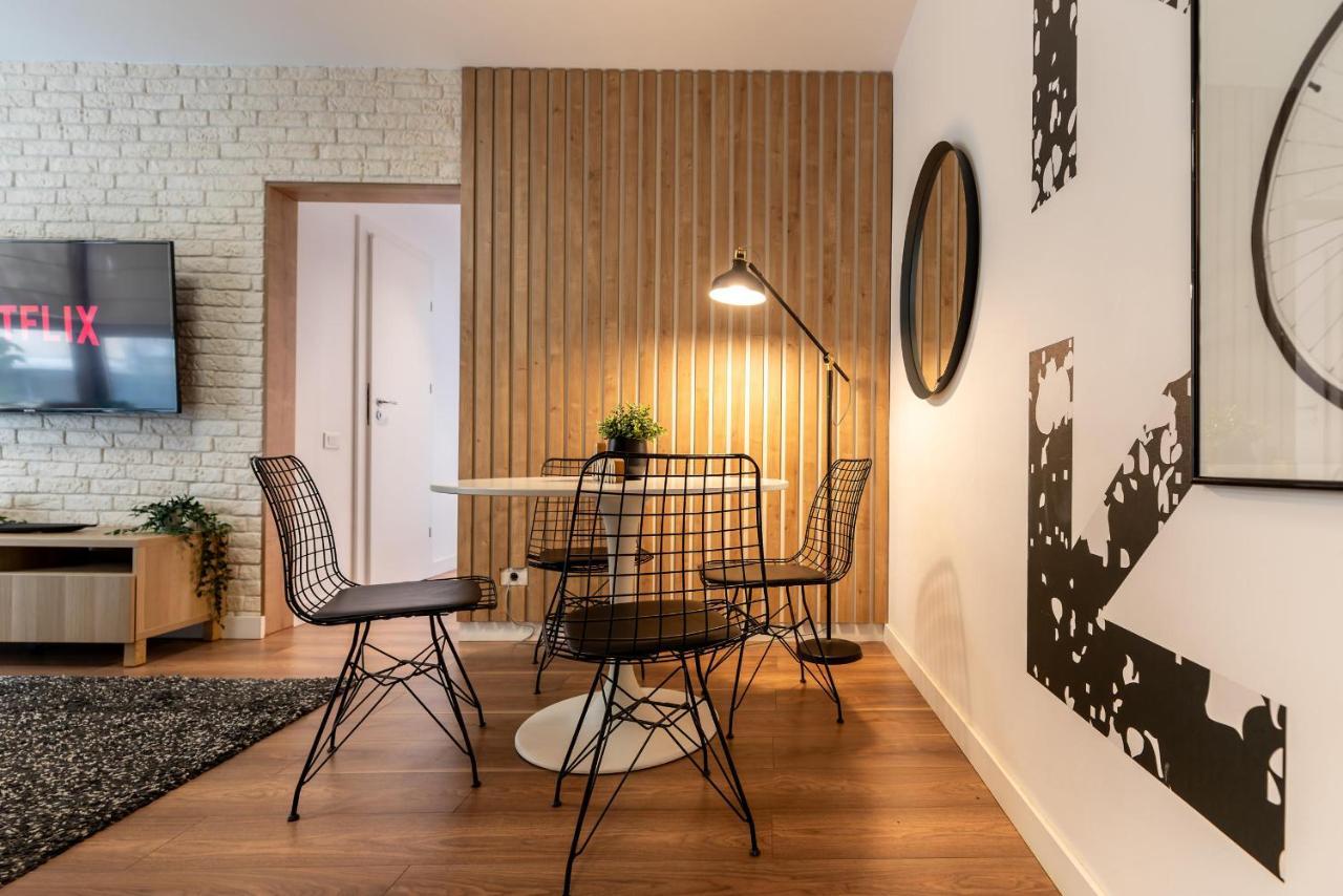 Downtown Retreat: Spacious 2-Br By Unirii Square Bucharest Exterior photo