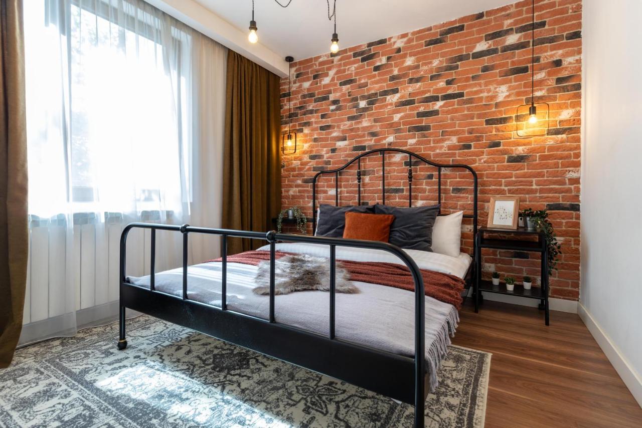Downtown Retreat: Spacious 2-Br By Unirii Square Bucharest Exterior photo