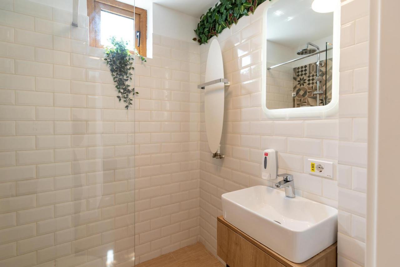 Downtown Retreat: Spacious 2-Br By Unirii Square Bucharest Exterior photo