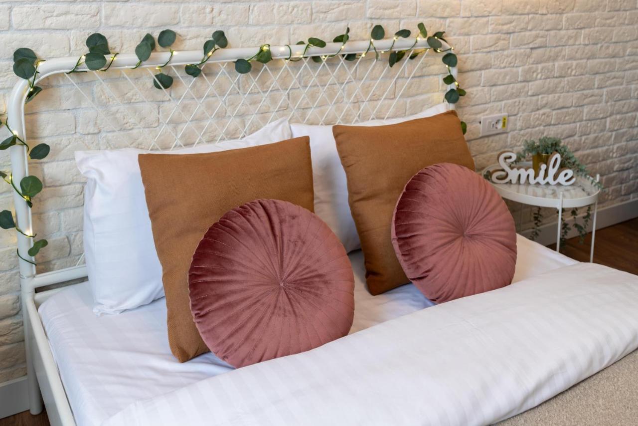 Downtown Retreat: Spacious 2-Br By Unirii Square Bucharest Exterior photo